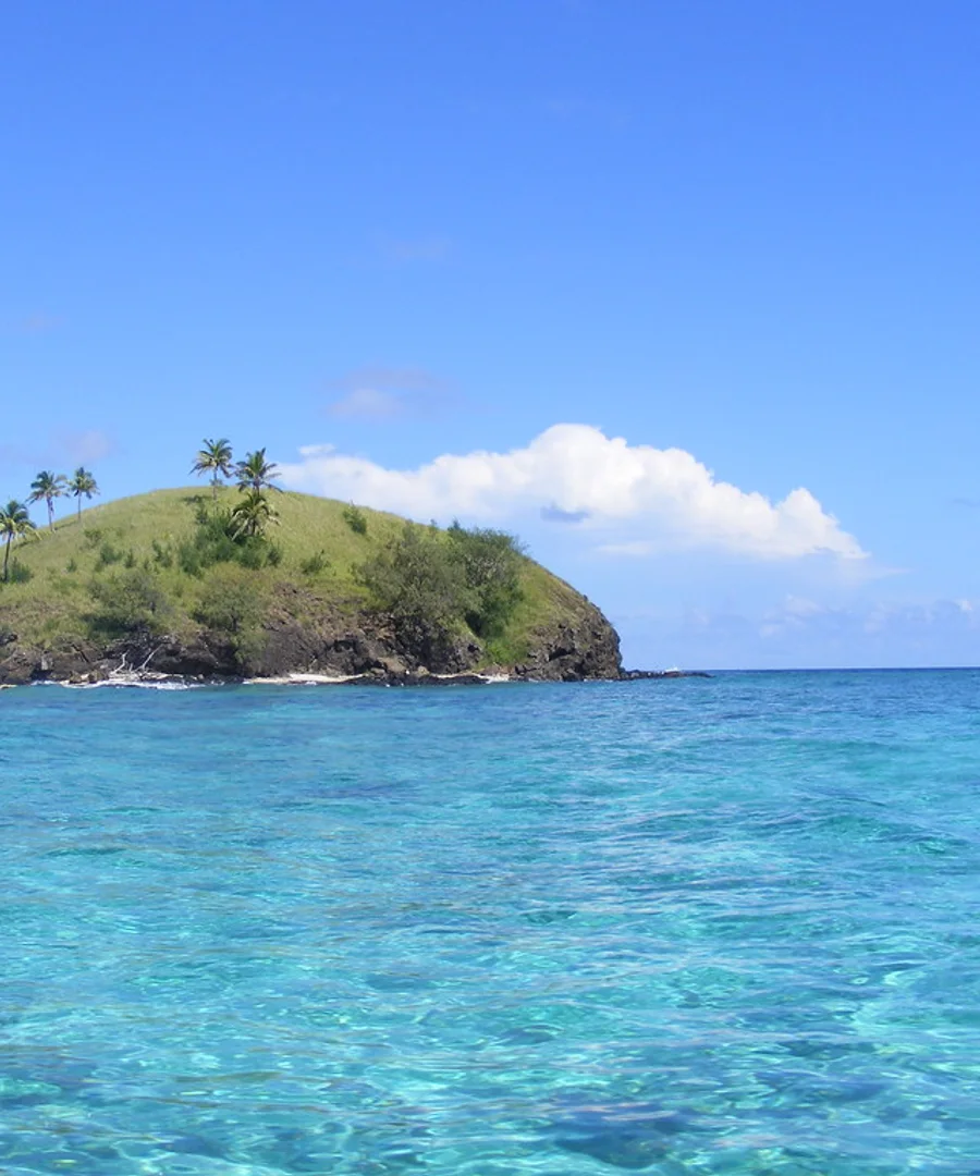 Isla tropical con aguas turquesa